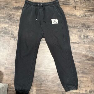 Air Jordan flight essentials, black sweatpants, medium